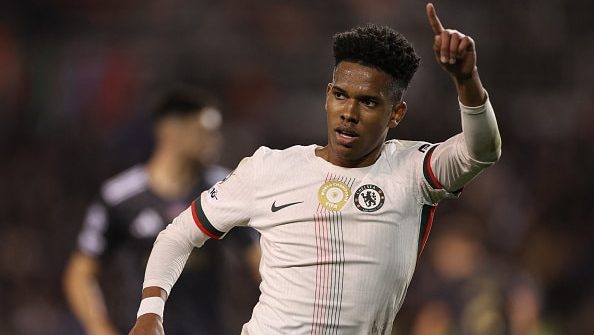 Estêvão comemora gol pelo Chelsea