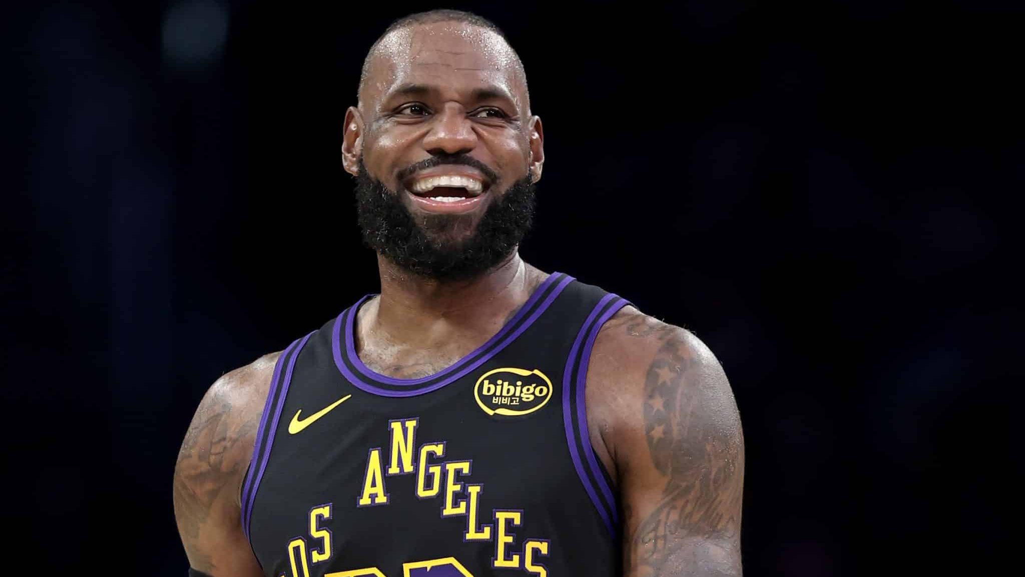LeBron James defendendo os Lakers