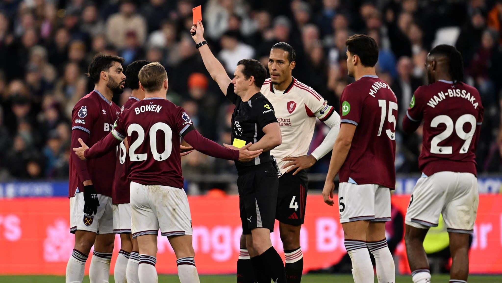 Lucas Paquetá foi expulso do duelo contra o Liverpool