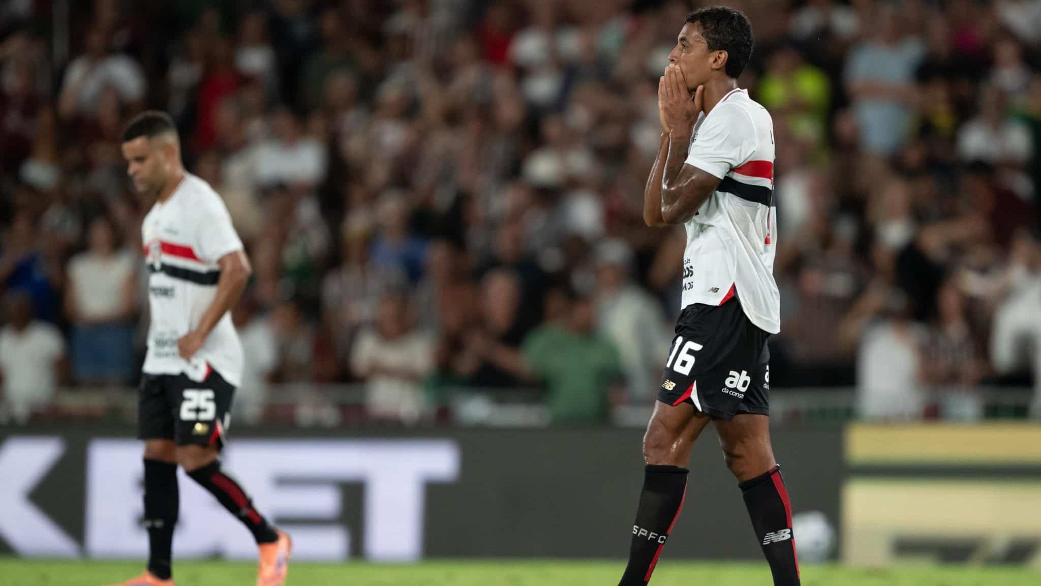 Luiz Gustavo lamentando a goleada para o Fluminense