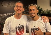 Matheus Gonçalves e Filipe Luís abraçados