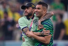 Neymar e Casemiro abraçados na Copa do Mundo de 2022