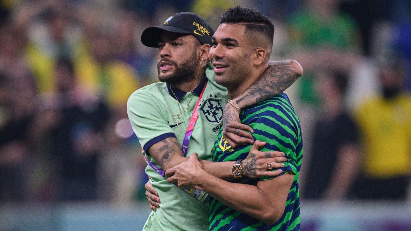 Neymar e Casemiro abraçados na Copa do Mundo de 2022