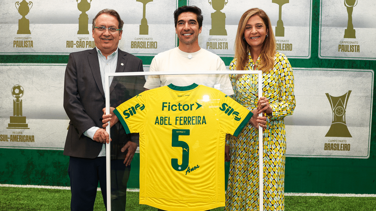 Abel Ferreira homenageado pelo Palmeiras