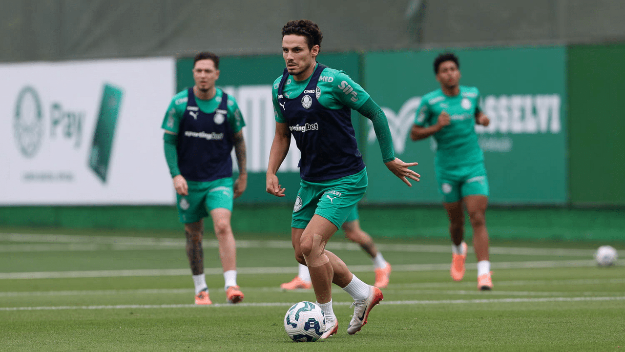 Raphael Veiga treinando no Palmeiras