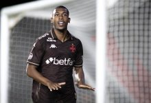 Rayan comemorando gol pelo Vasco