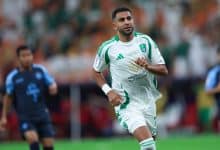 Riyad Mahrez em ação pelo Al-Ahli