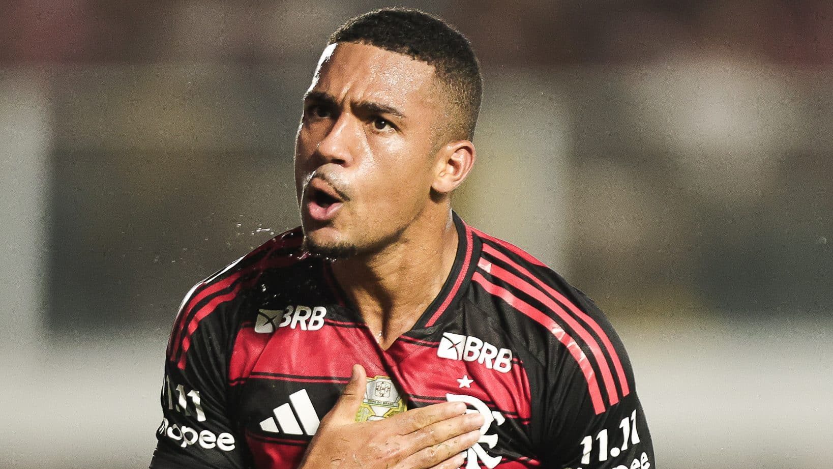 Samuel Lino na comemoração do gol