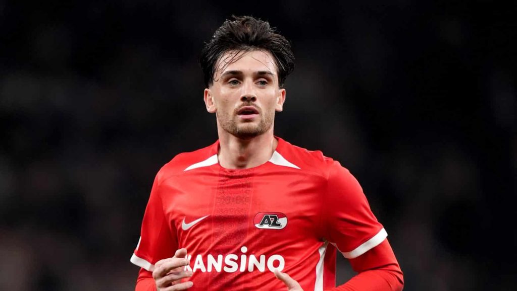 Troy Parrott defende o AZ, da Holanda