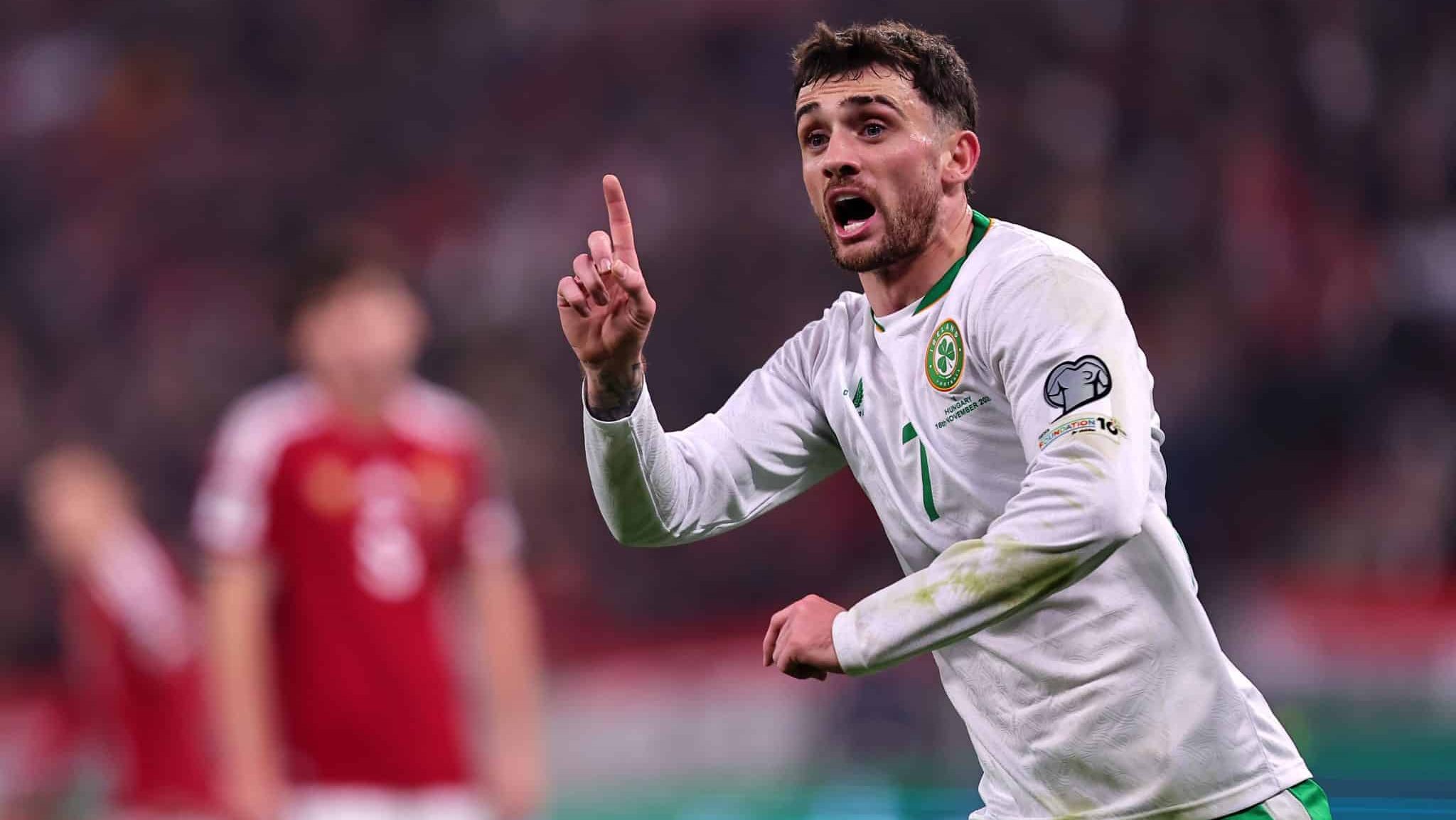 Troy Parrott comemorando um dos seus três gols sobre a Hungria