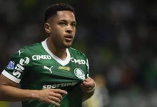 Vitor Roque na comemoração do gol