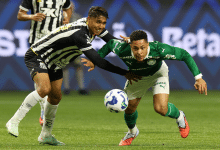 Vitor Roque em disputa de bola em Palmeiras x Santos