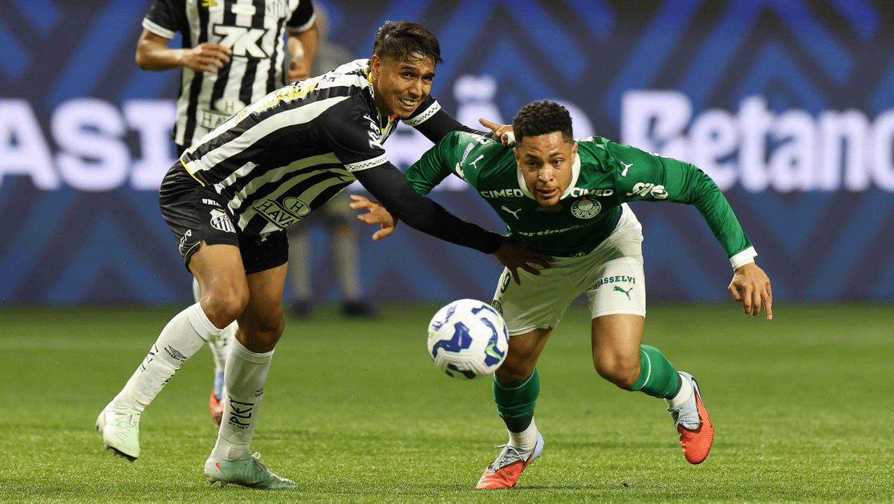 Vitor Roque em disputa de bola em Palmeiras x Santos