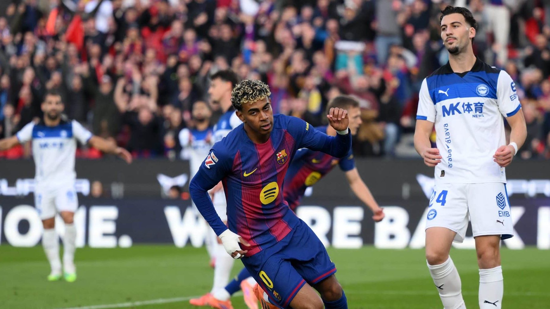 Lamine Yamal jogando pelo Barcelona.