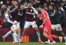 Jogadores do Aston Villa comemoram gol sobre o Arsenal