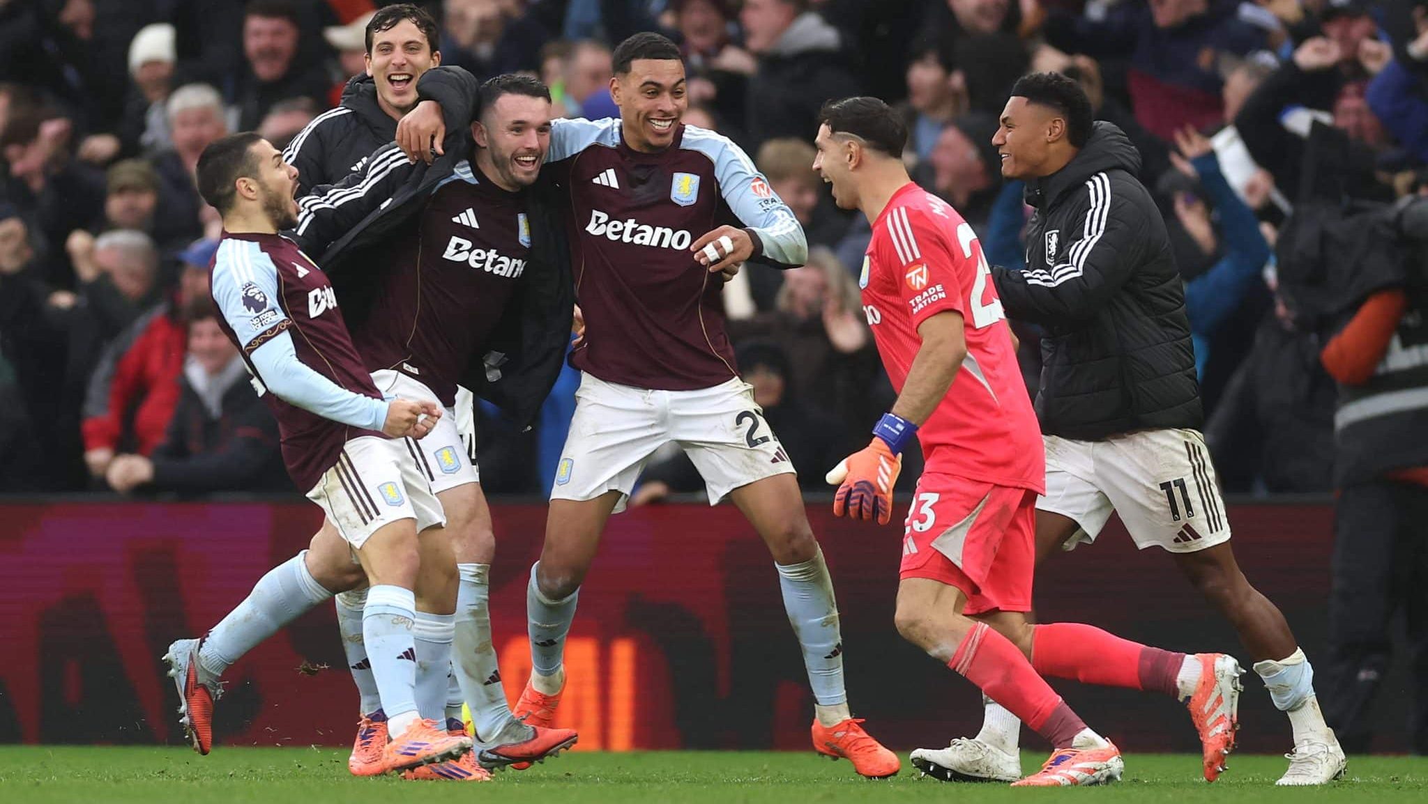 Jogadores do Aston Villa comemoram gol sobre o Arsenal