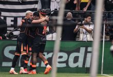 Jogadores do Corinthians comemoram o gol de Matheus Bidu