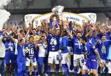 Jogadores do Cruzeiro levantam a taça da Copa do Brasil 2018