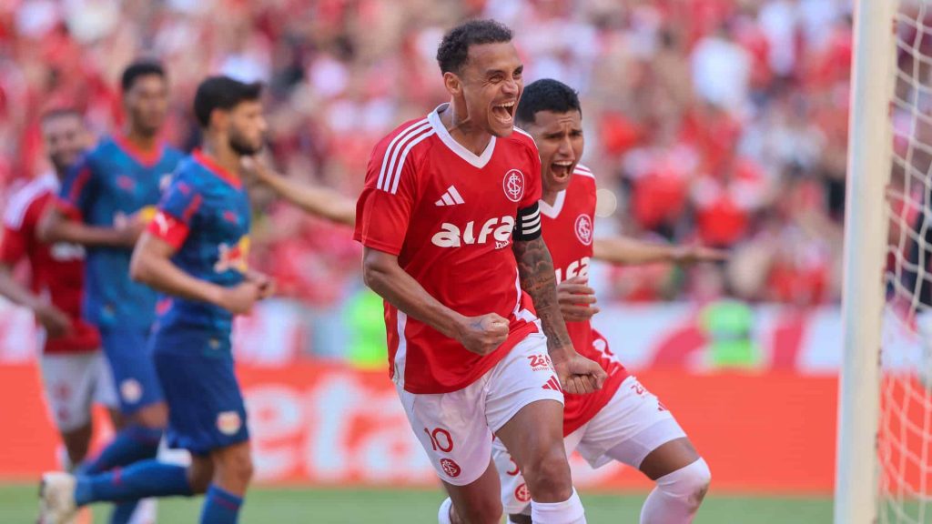 Alan Patrick comemora o segundo gol do Inter