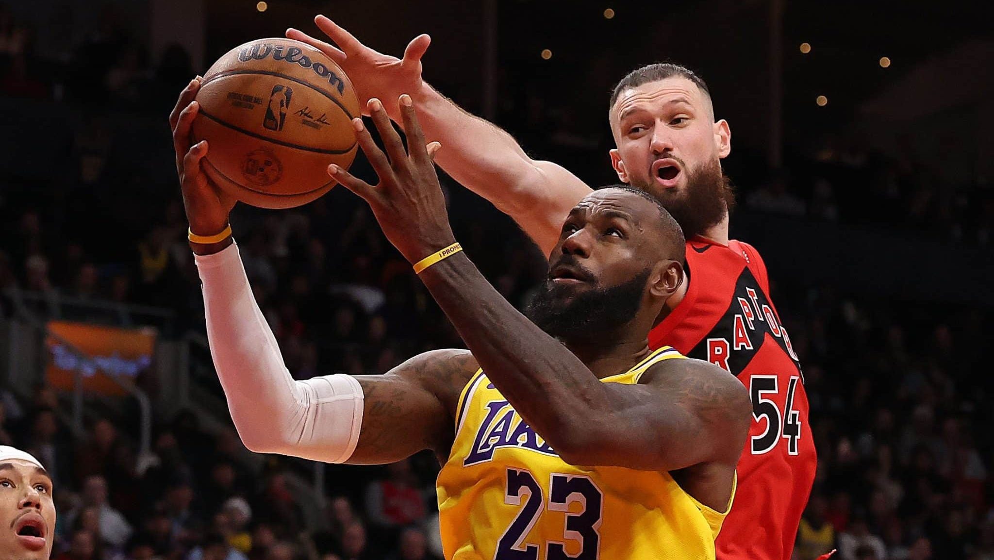 LeBron James na vitória dos Lakers sobre o Toronto Raptors