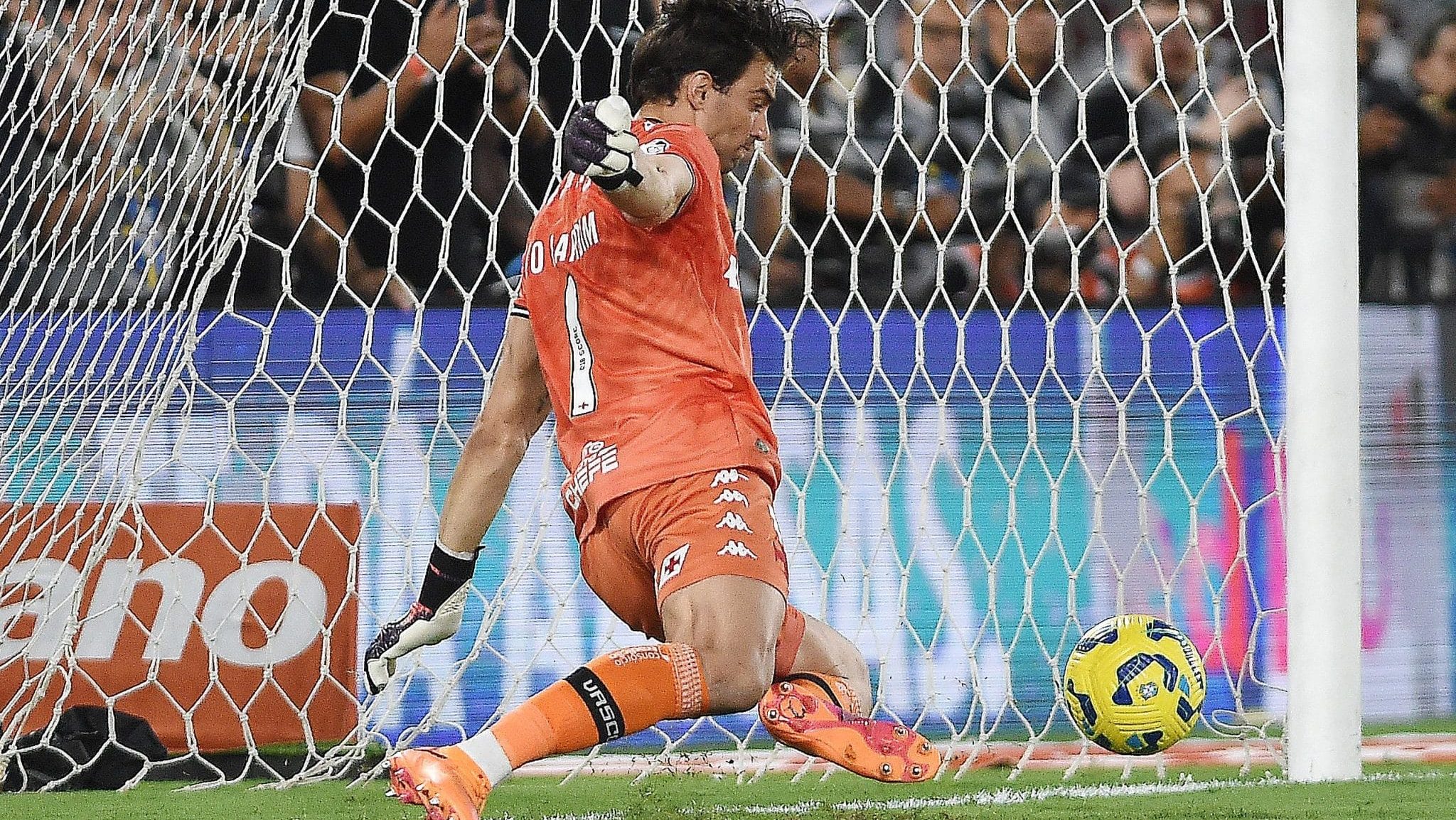 Léo Jardim defendeu com o pé esquerdo a cobrança de Canobbio