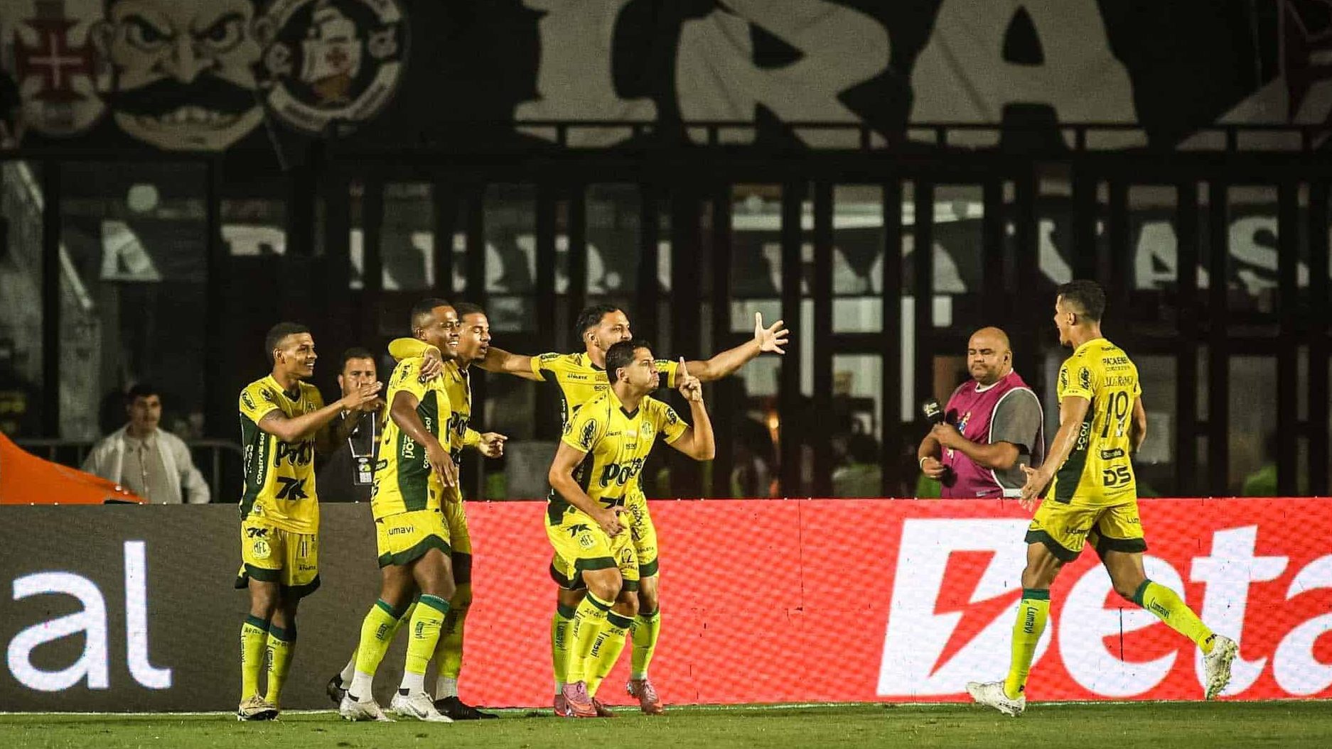 Jogadores do Mirassol comemoram gol na vitória sobre o Vasco