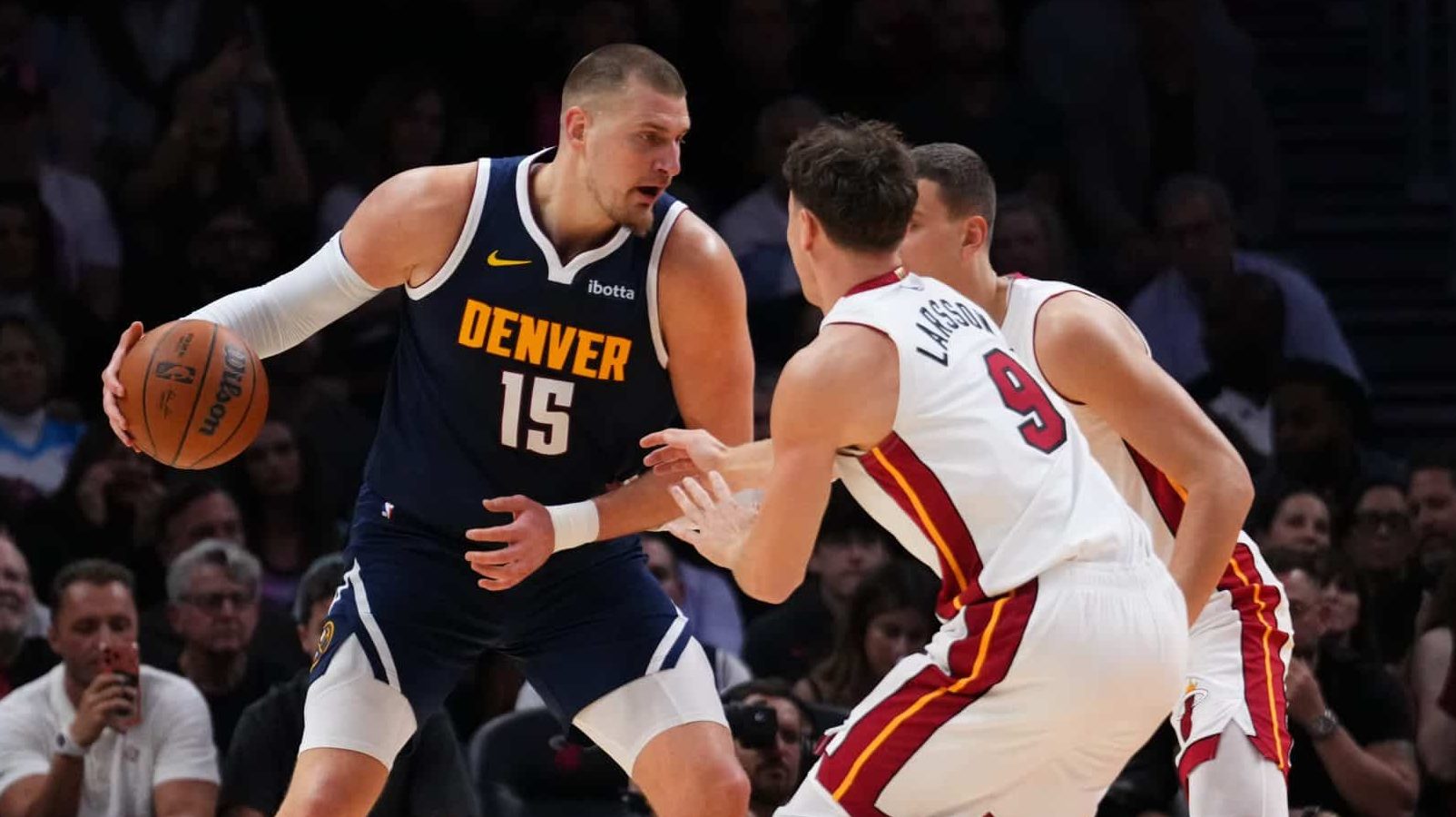 Nikola Jokic se machucou na derrota do Denver para Miami