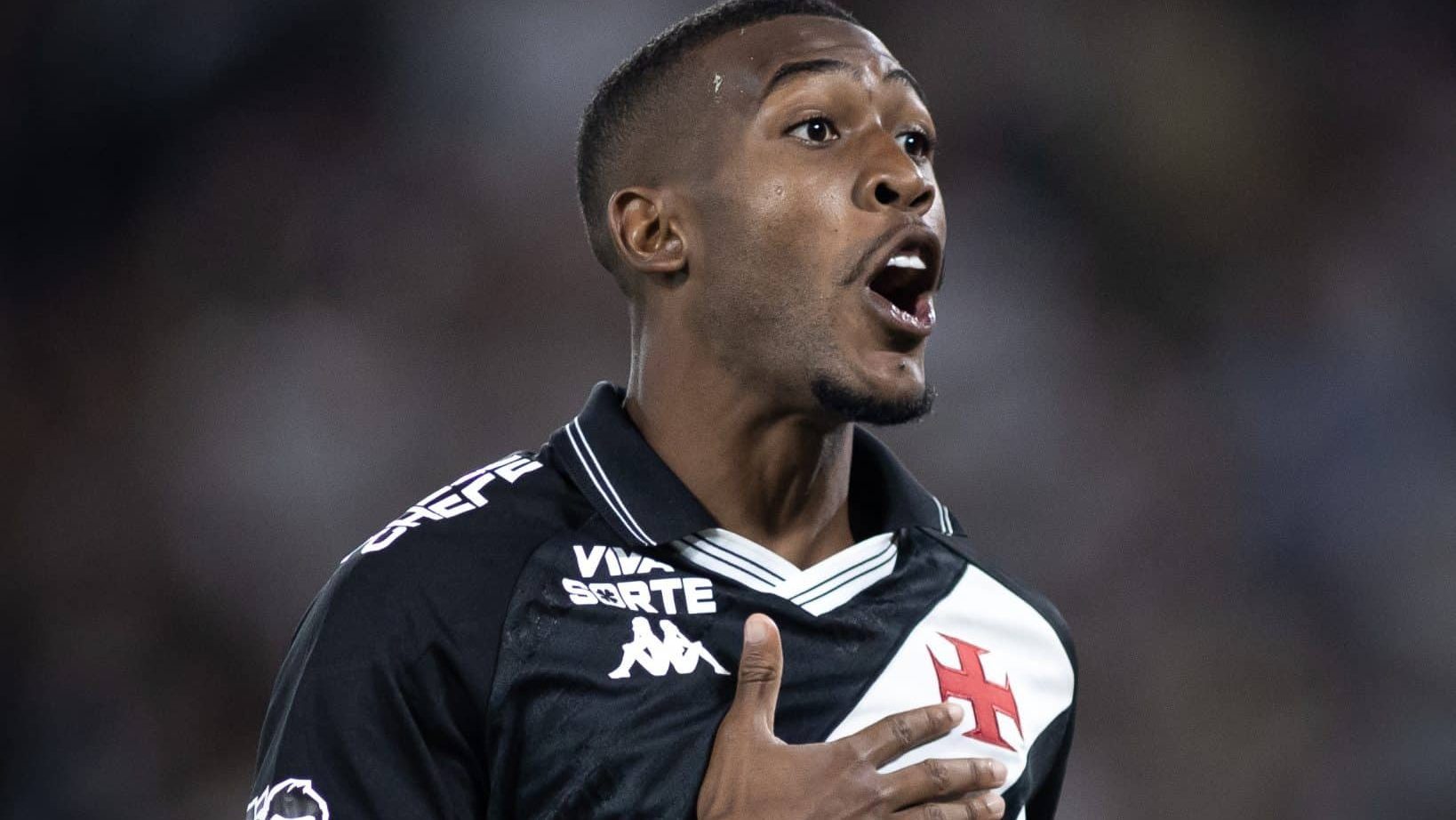 Rayan comemora o primeiro gol do Vasco sobre o Fluminense