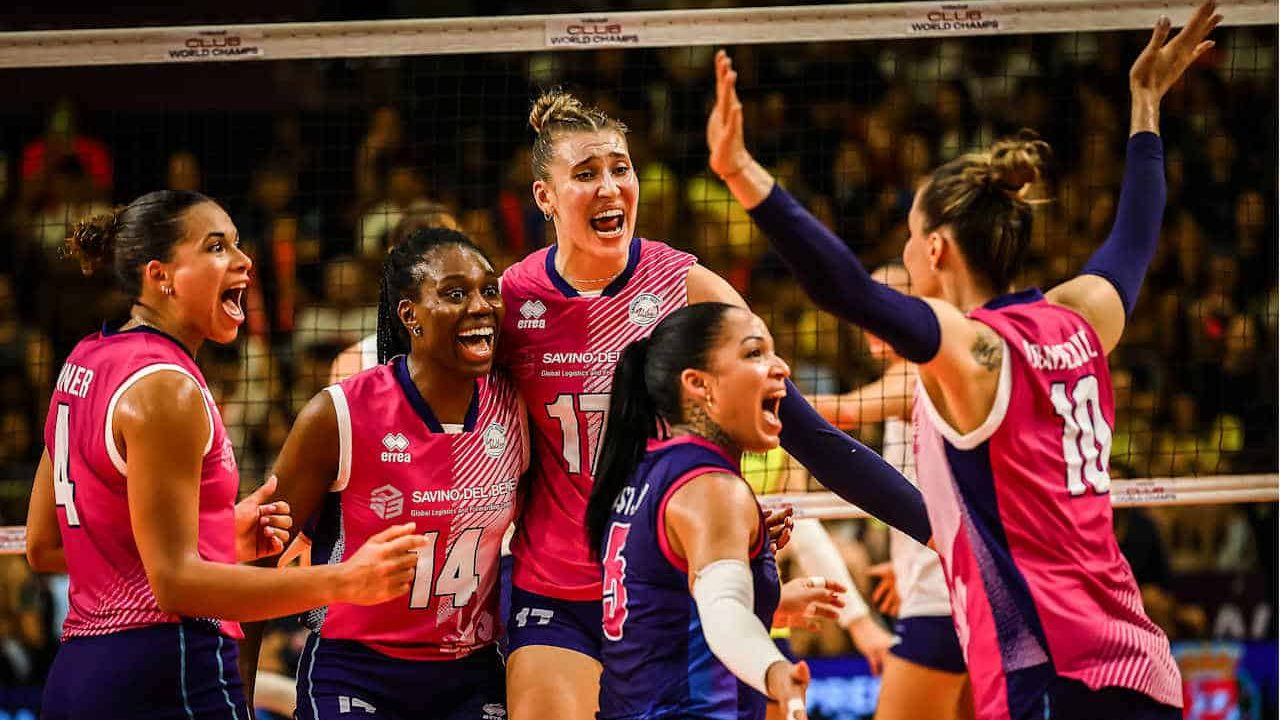 Jogadoras do Scandicci comemoram na final