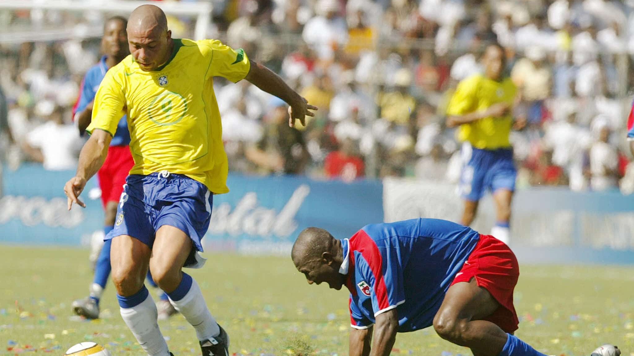 Brasil e Haiti se enfrentaram em um amistoso em 2004, no chamado "Jogo da Paz" - VANDERLEI ALMEIDA/AFP via Getty Images