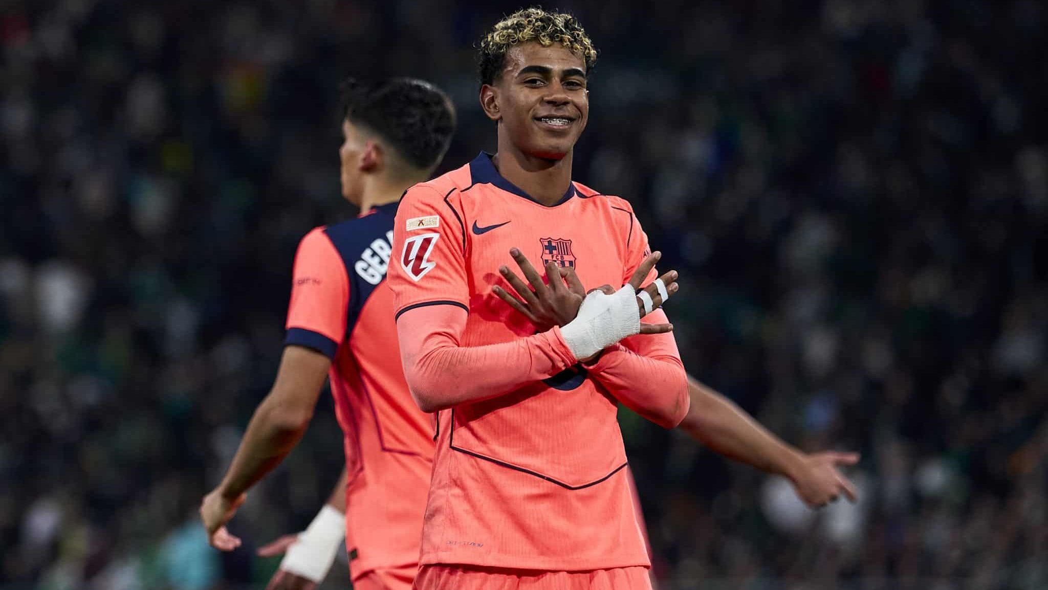 Lamine Yamal comemorando gol pelo Barcelona