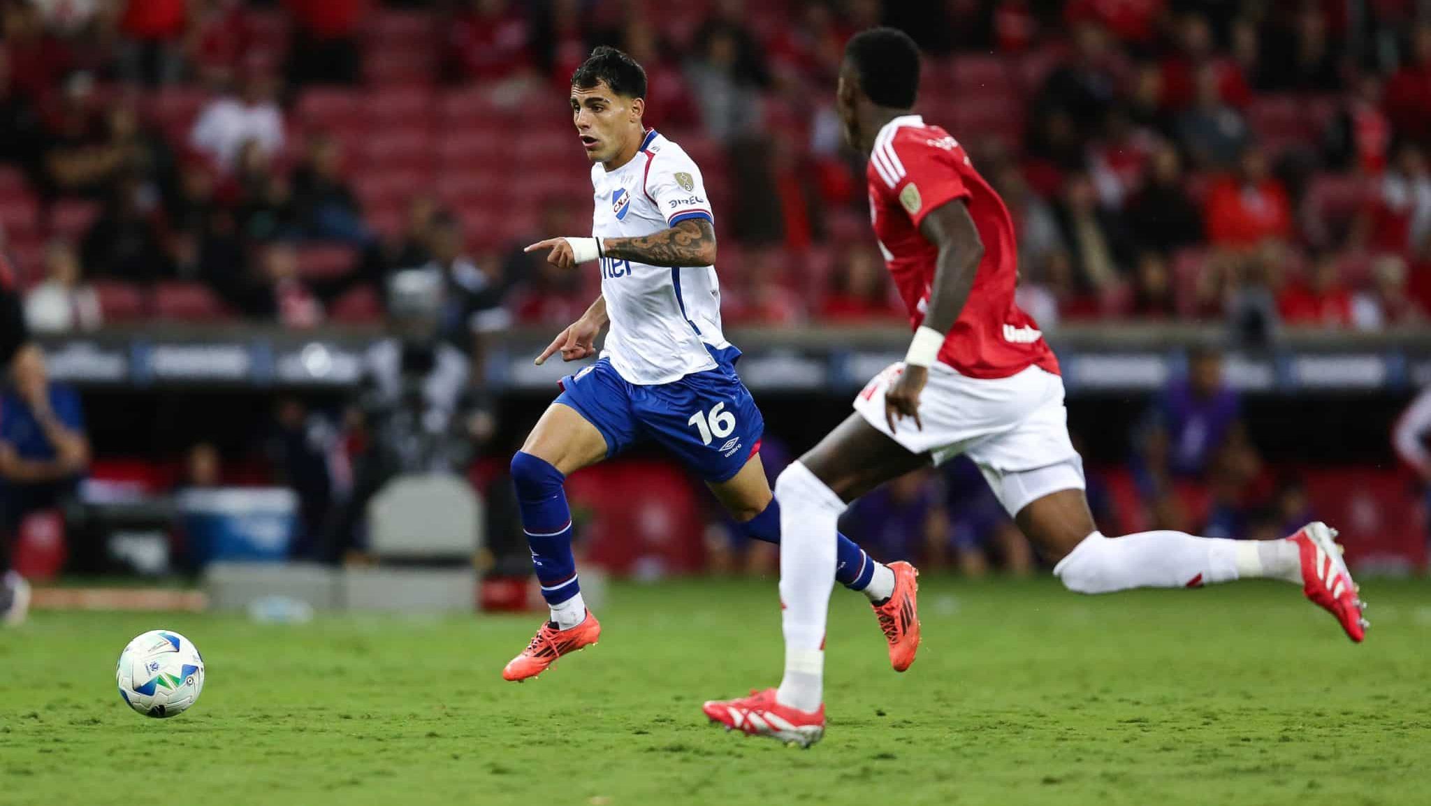 Lucas Villalba em ação pelo Nacional-URU contra o Internacional, pela Libertadores - Pedro H. Tesch/Getty Images