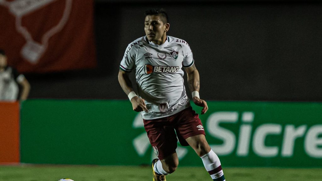 Pineida em ação pelo Fluminense