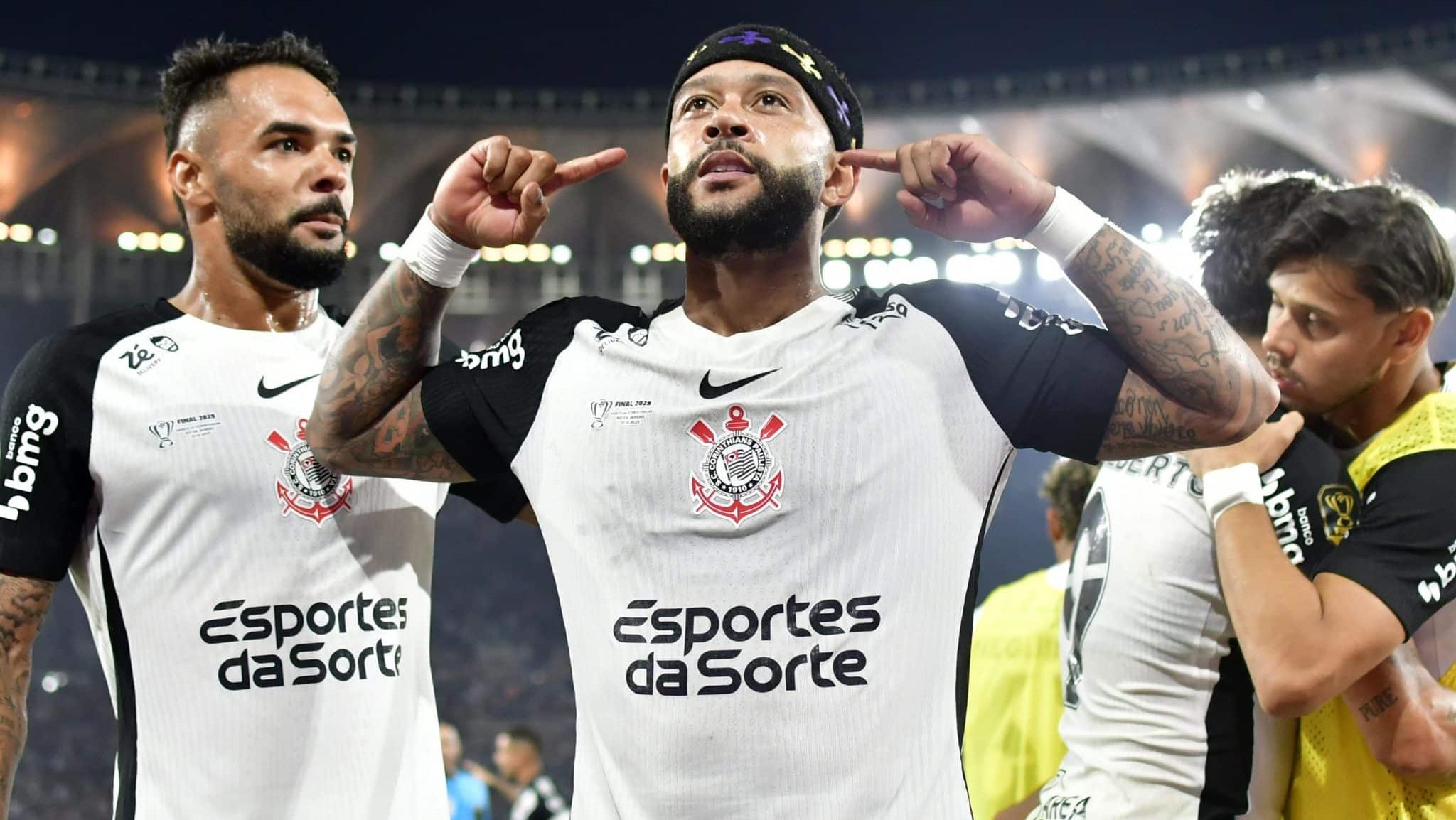 Memphis Depay foi o autor do gol do título da Copa do Brasil para o Corinthians