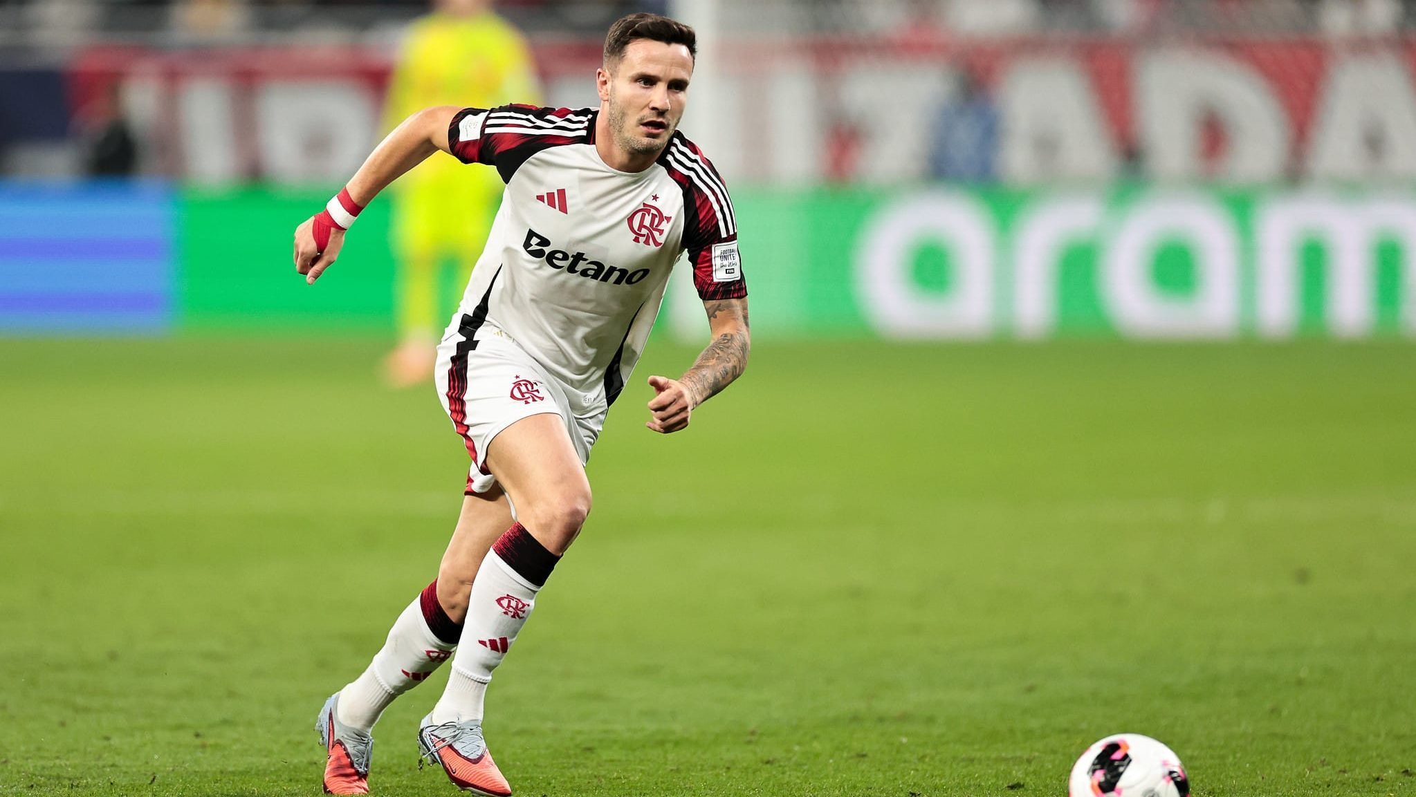 Saúl em ação pelo Flamengo contra o PSG