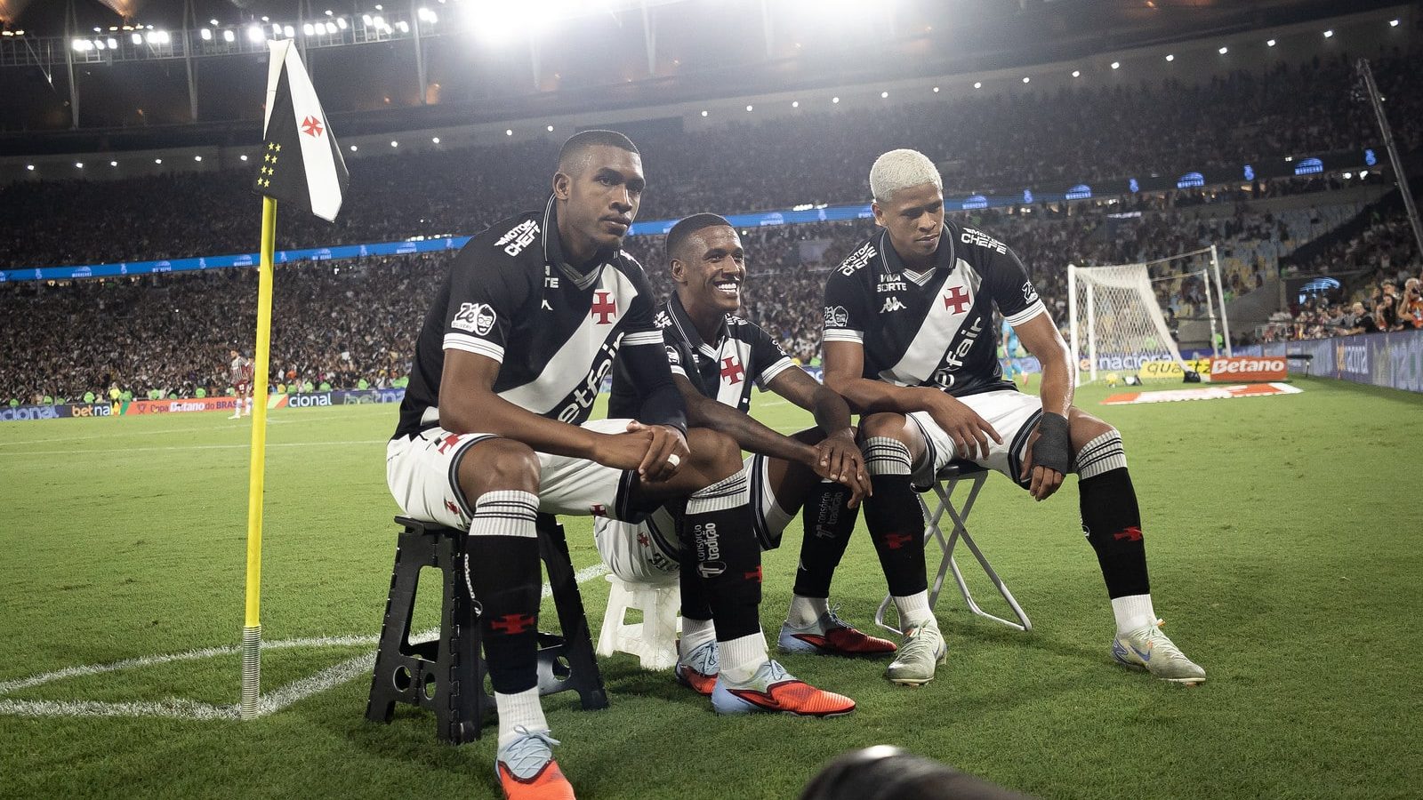 Jogadores do Vasco comemorando gol contra o Fluminense