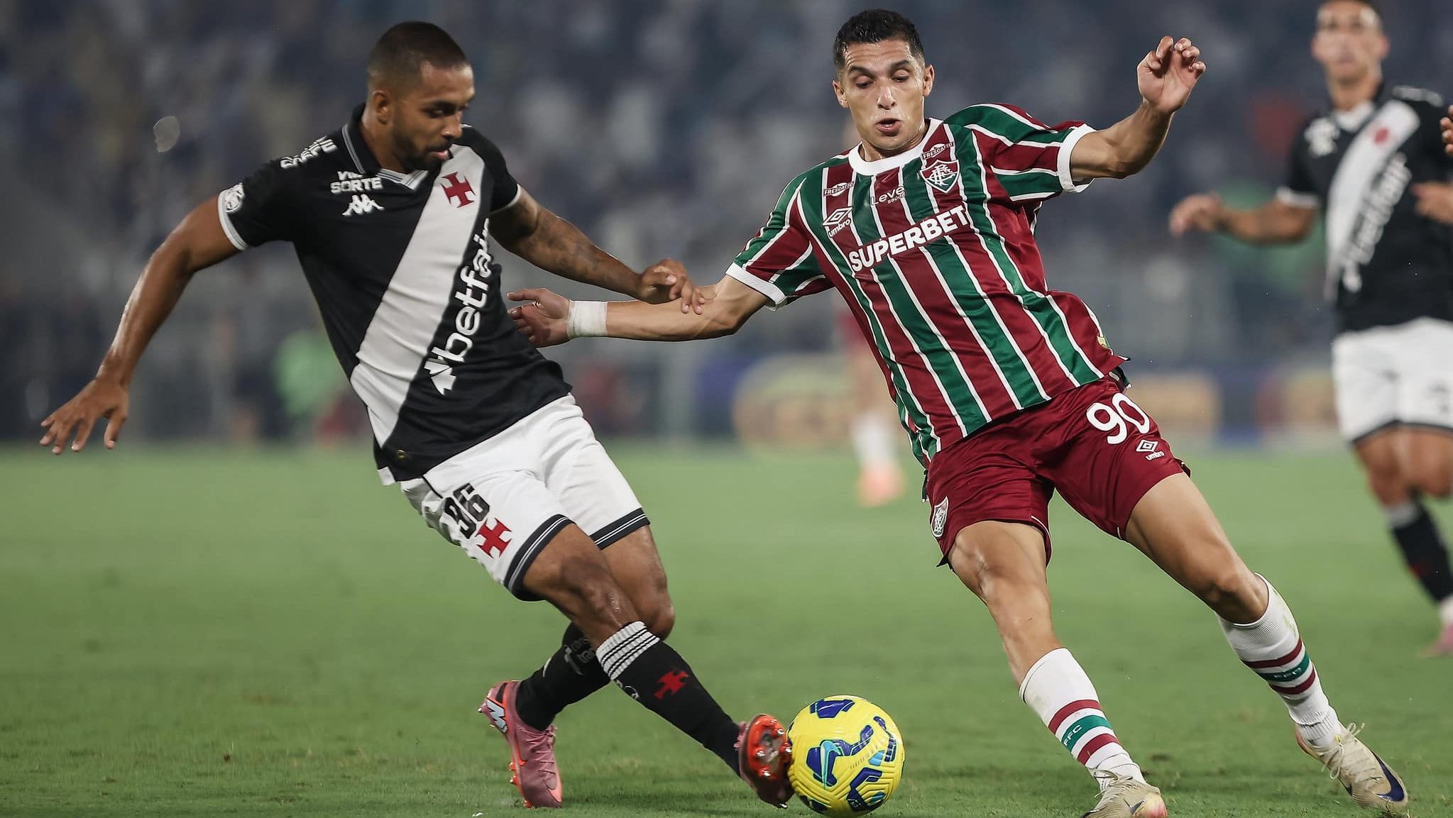 Paulo Henrique, do Vasco, e Serna, do Fluminense