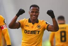 Jhon Arias comemora seu gol na vitória do Wolverhampton