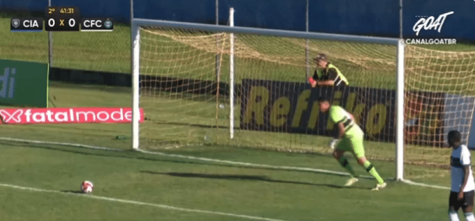 Pedro Rangel marcou gol de tiro de meta na vitória do Coritiba