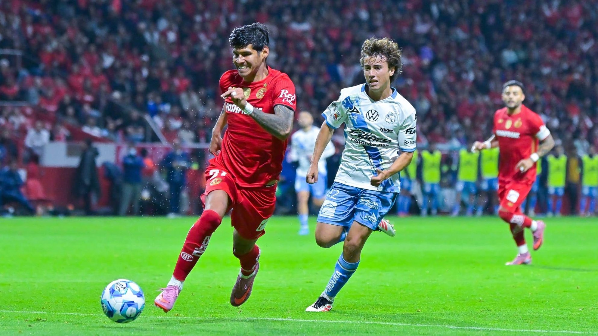 Robert Morales, de vernelho, está na mira do Inter