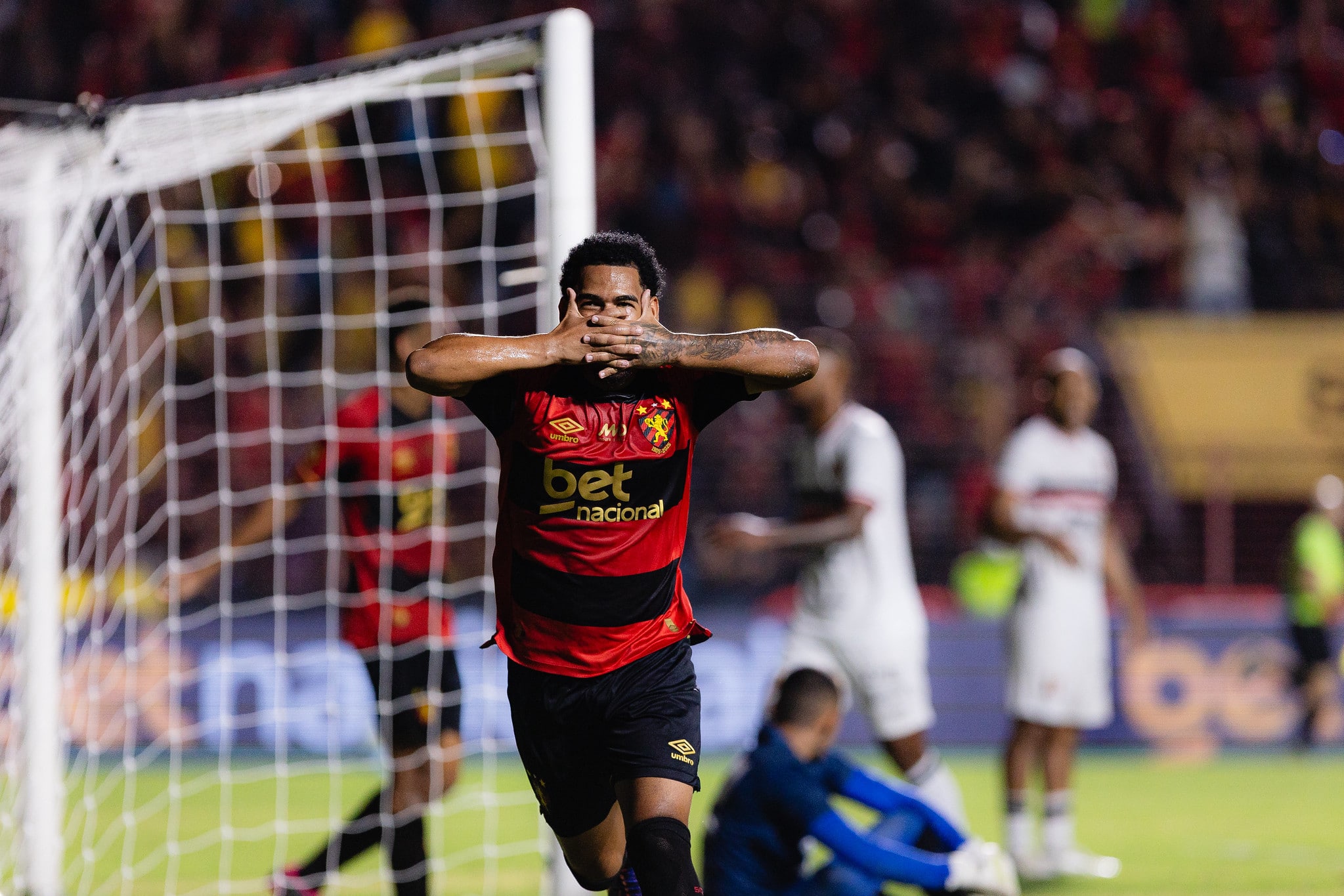 Micael comemora o gol da vitória do Sport