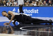 Wembanyama caído no chão após sofrer lesão