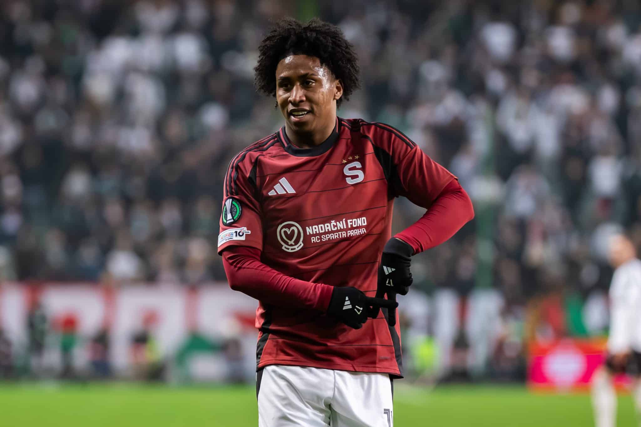 Ángelo Preciado em ação pelo Sparta Praga