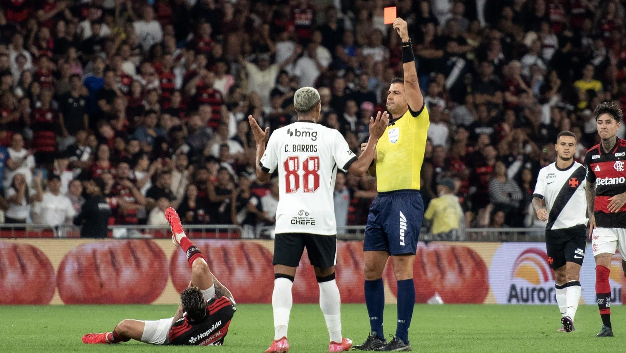 Cauan Barros foi expulso no clássico entre Flamengo x Vasco