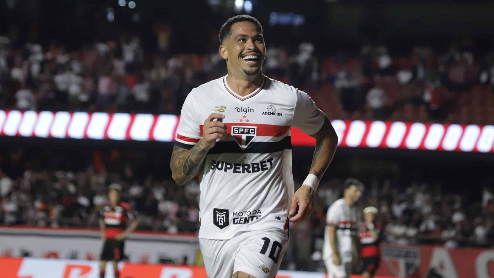 Luciano em ação pelo São Paulo