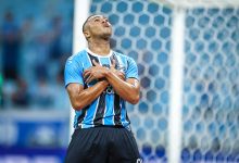 Carlos Vinicius comemora gol pelo Grêmio