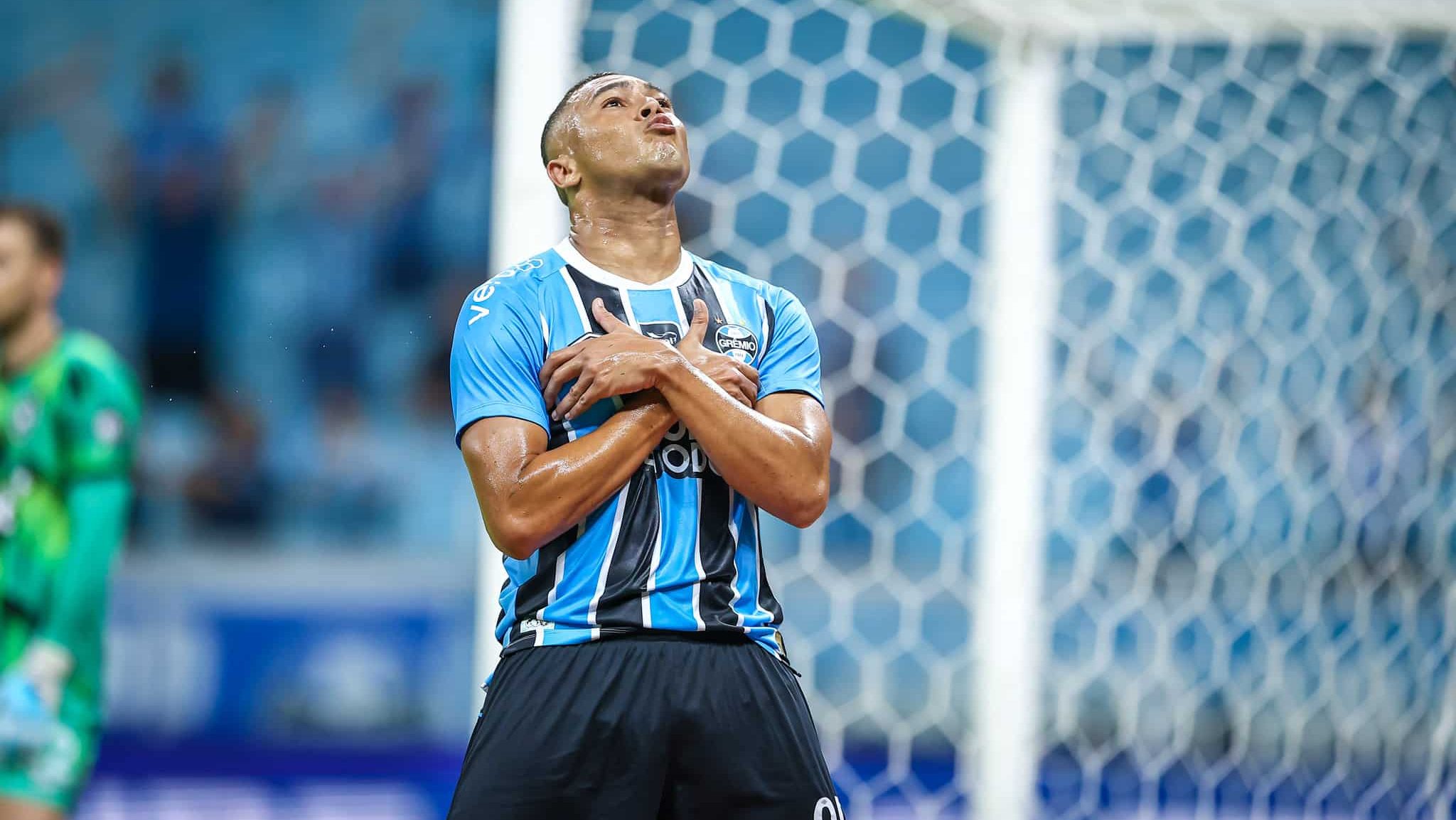 Carlos Vinicius comemora gol pelo Grêmio