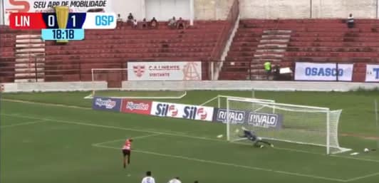 Andrey, do Osasco Sporting, defende pênalti