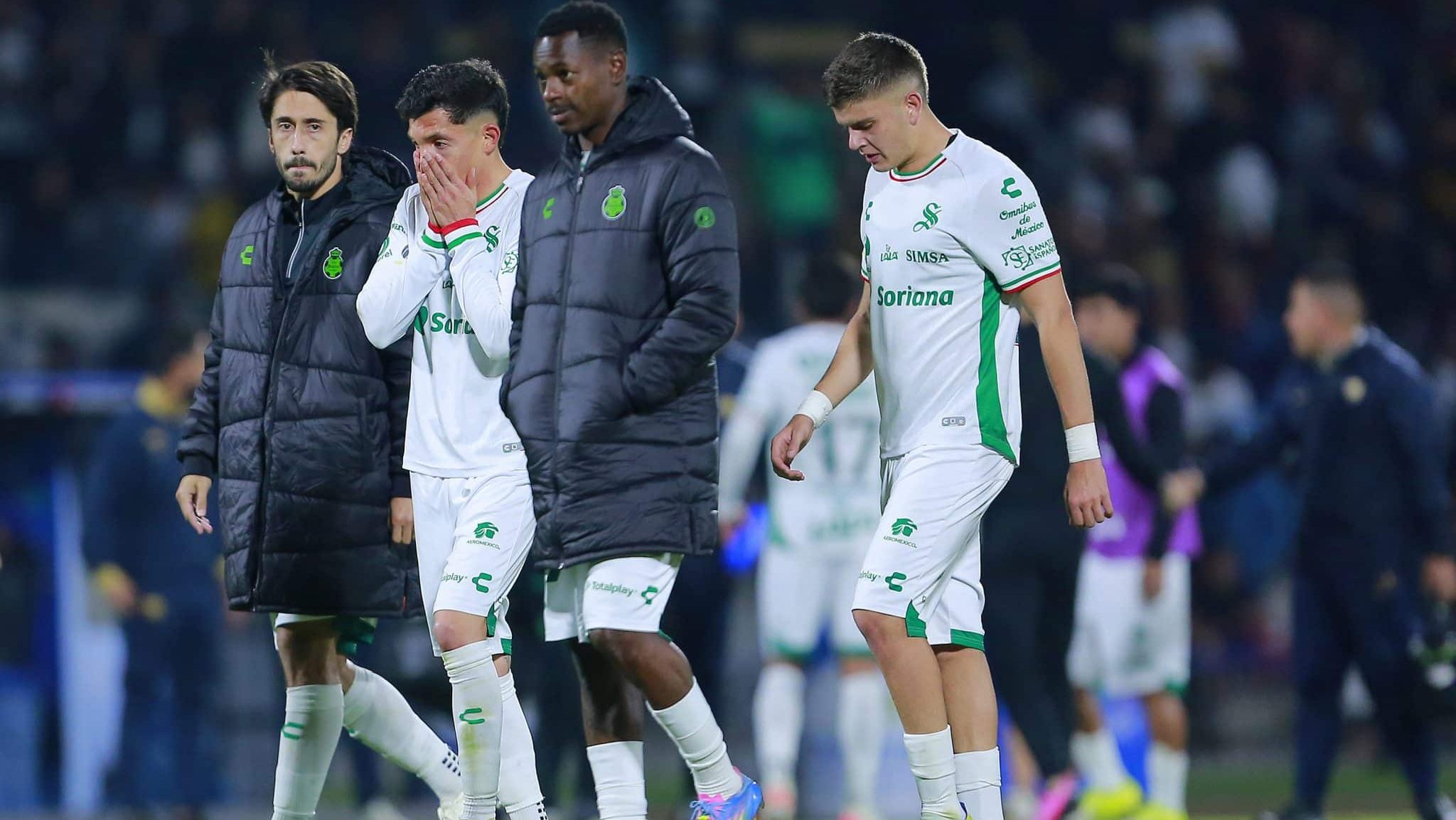 Jogadores do Santos Laguna lamentam derrota para o Pumas