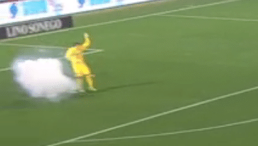 Rojão atinge goleiro da Cremonese